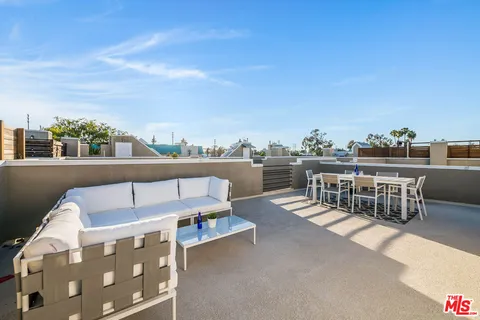 $949,000 | 10923 Landale Street, Unit 2, Toluca Lake, CA 91602