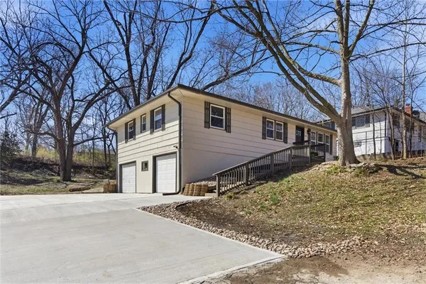 $299,000 | 2425 Northeast 38th Street, Kansas City, MO 64116
