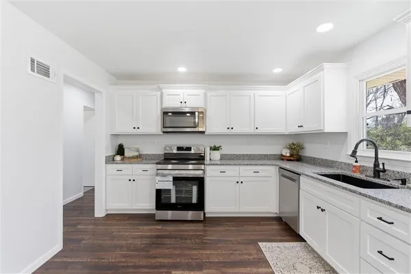 $299,000 | 2425 Northeast 38th Street, Kansas City, MO 64116