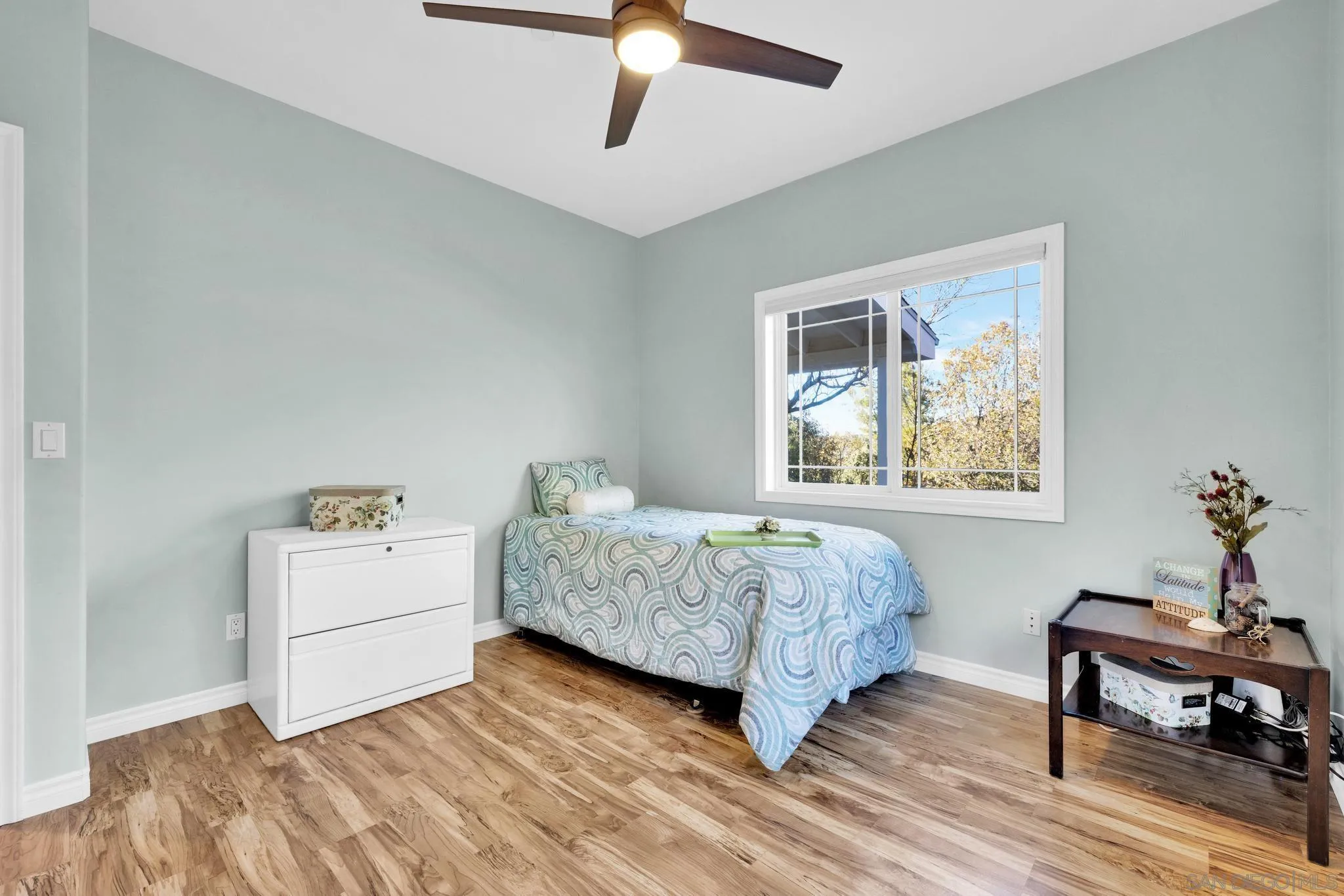 17735 Harrison Park Road Julian, CA 92036 - Photo 33 of 43 a room with a bed and a table