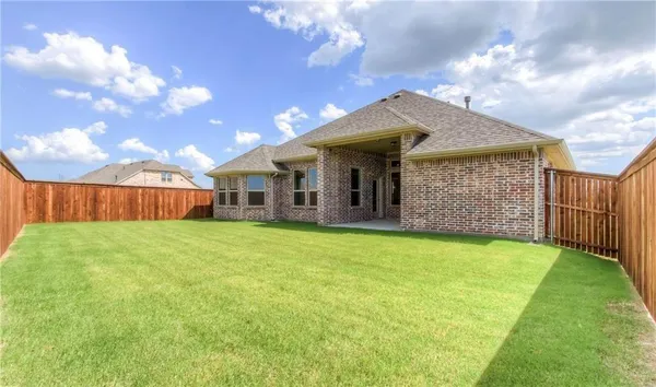 a view of a house with backyard and garden