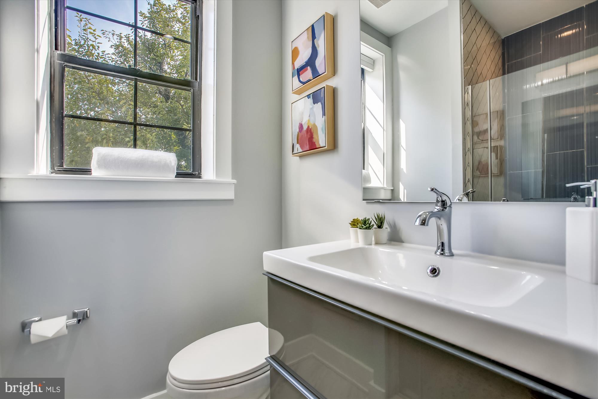 616 Roxboro Place Northwest Washington, DC 20011 - Photo 24 of 45 Upstairs Full Bath #2