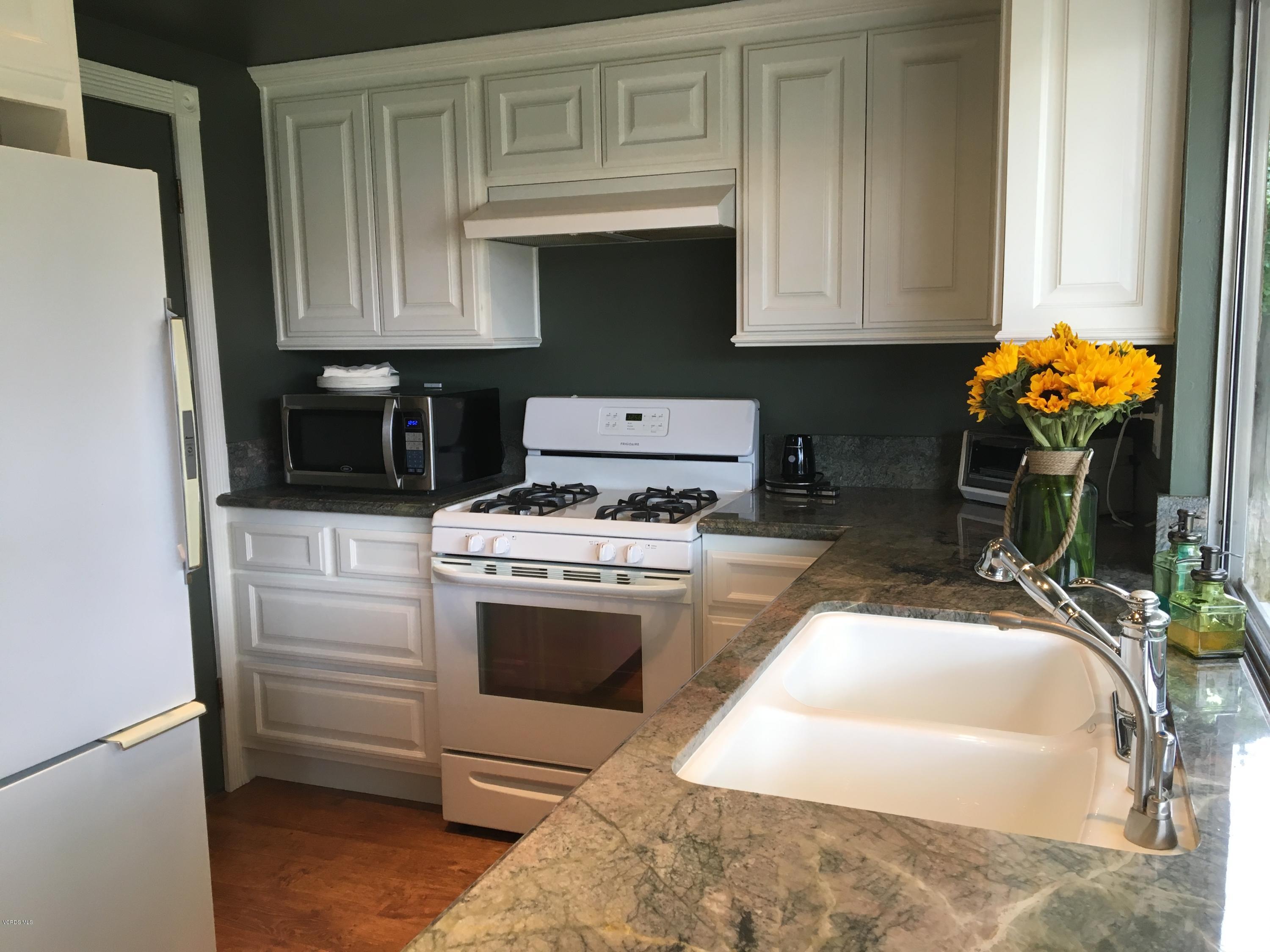 4723 Talmadge Road Moorpark, CA 93021 - Photo 12 of 31 10B-Kitchen