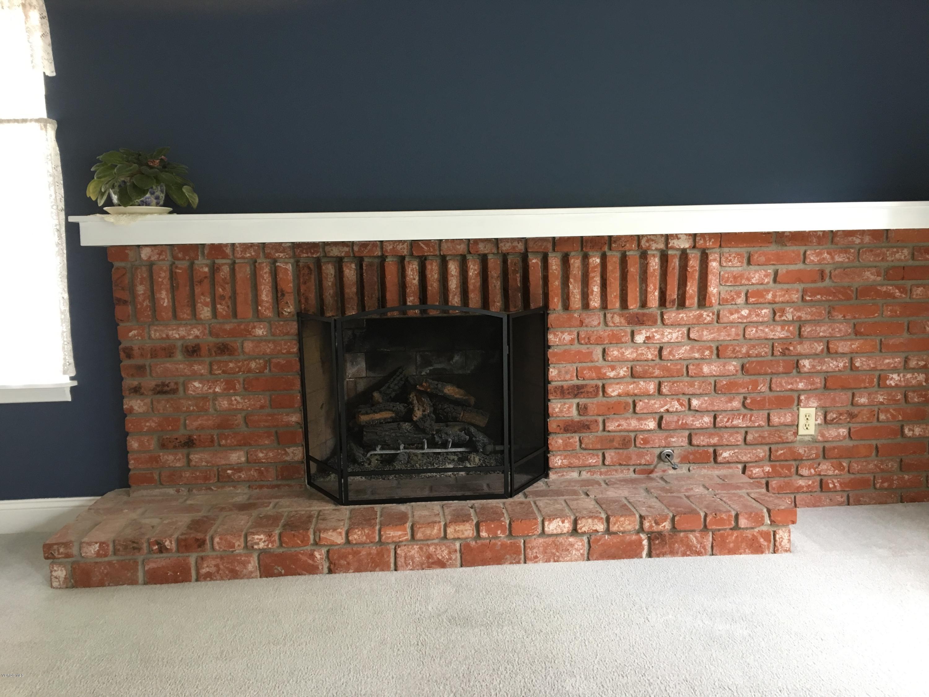 4723 Talmadge Road Moorpark, CA 93021 - Photo 6 of 31 6-Living Room