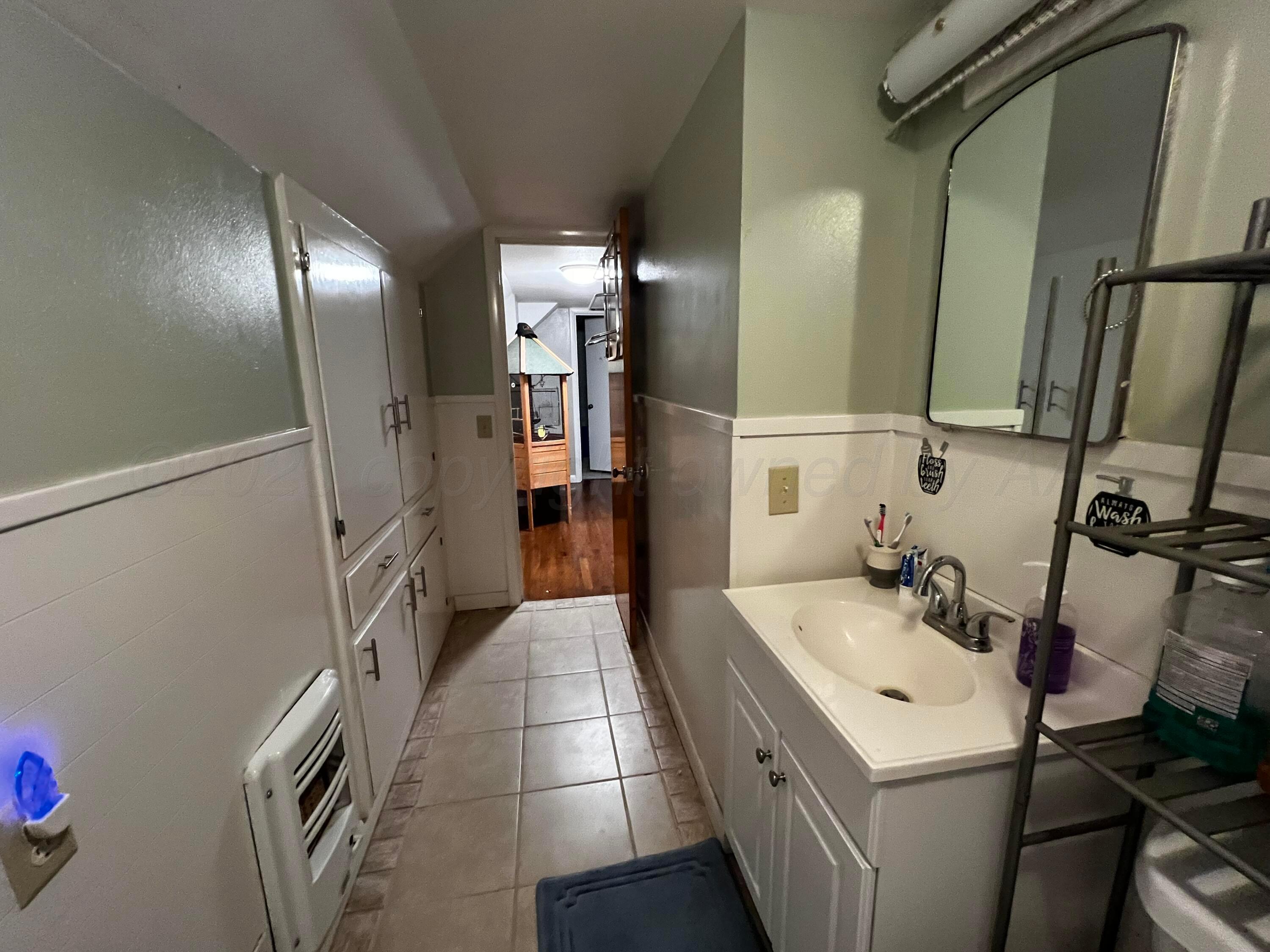 233 Fm 378 Silverton, TX 79257 - Photo 22 of 32 Bathroom