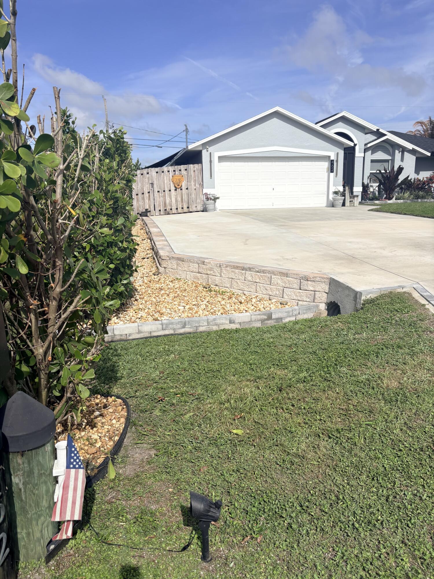 462 Southeast Cork Road Port St. Lucie, FL 34984 - Photo 2 of 57 a front view of a house with garden