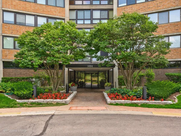 $299,990 | 101 Bar Harbour Road, Unit 2M, Schaumburg, IL 60193