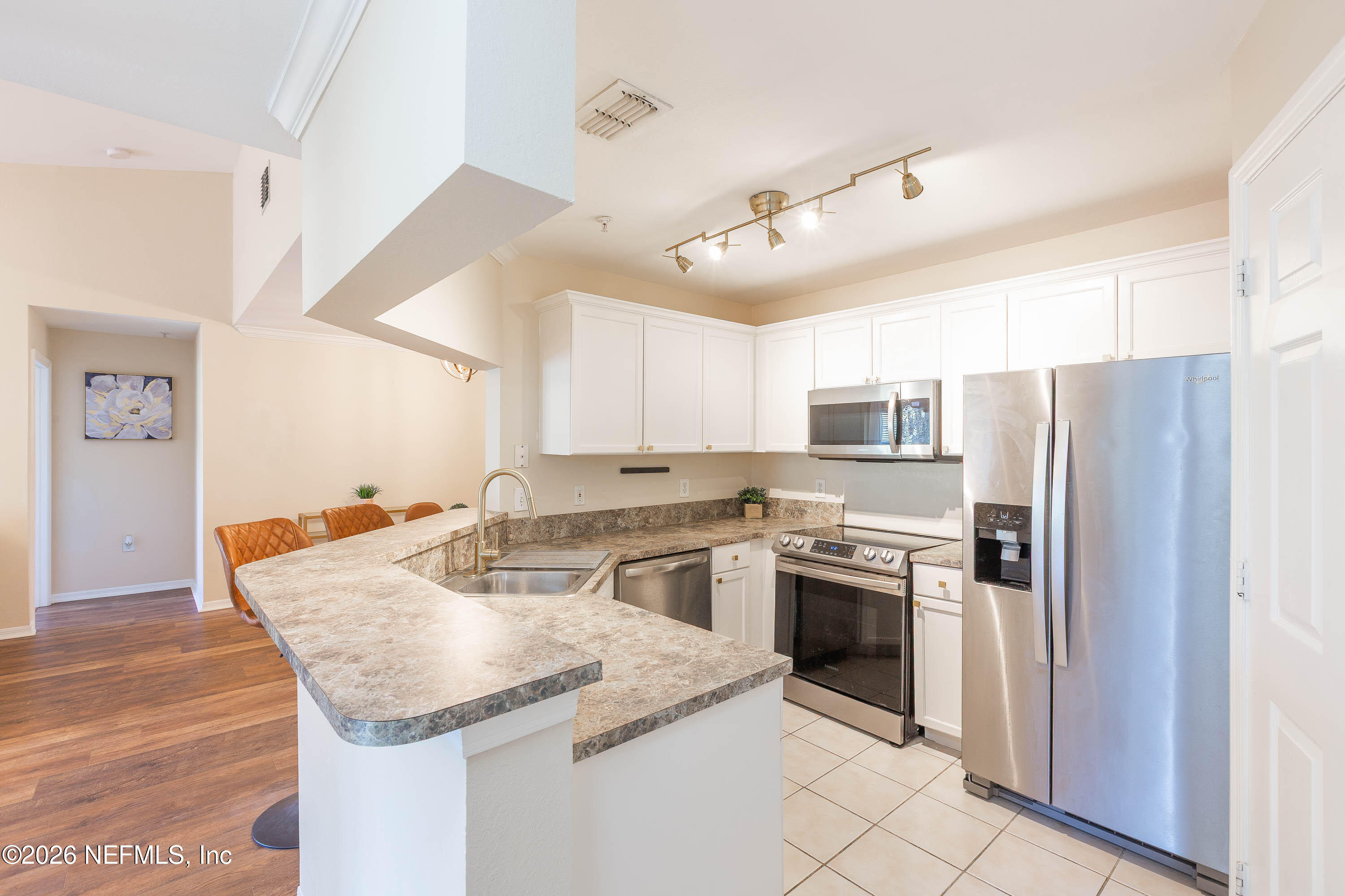 10961 Burnt Mill Road, Unit 734 Jacksonville, FL 32256 - Photo 6 of 35 a kitchen with stainless steel appliances granite countertop a sink stove and refrigerator