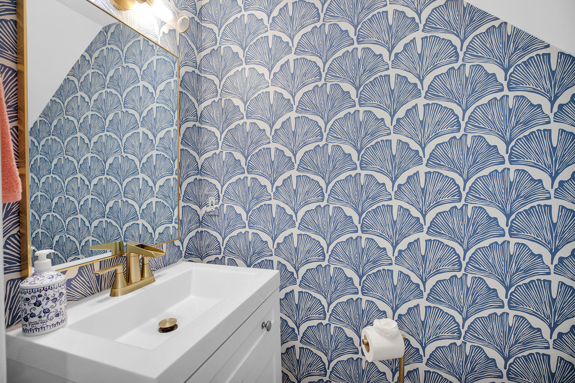 60 Golf Club Drive Key West, FL 33040 - Photo 17 of 42 a bathroom with a sink and a bathtub