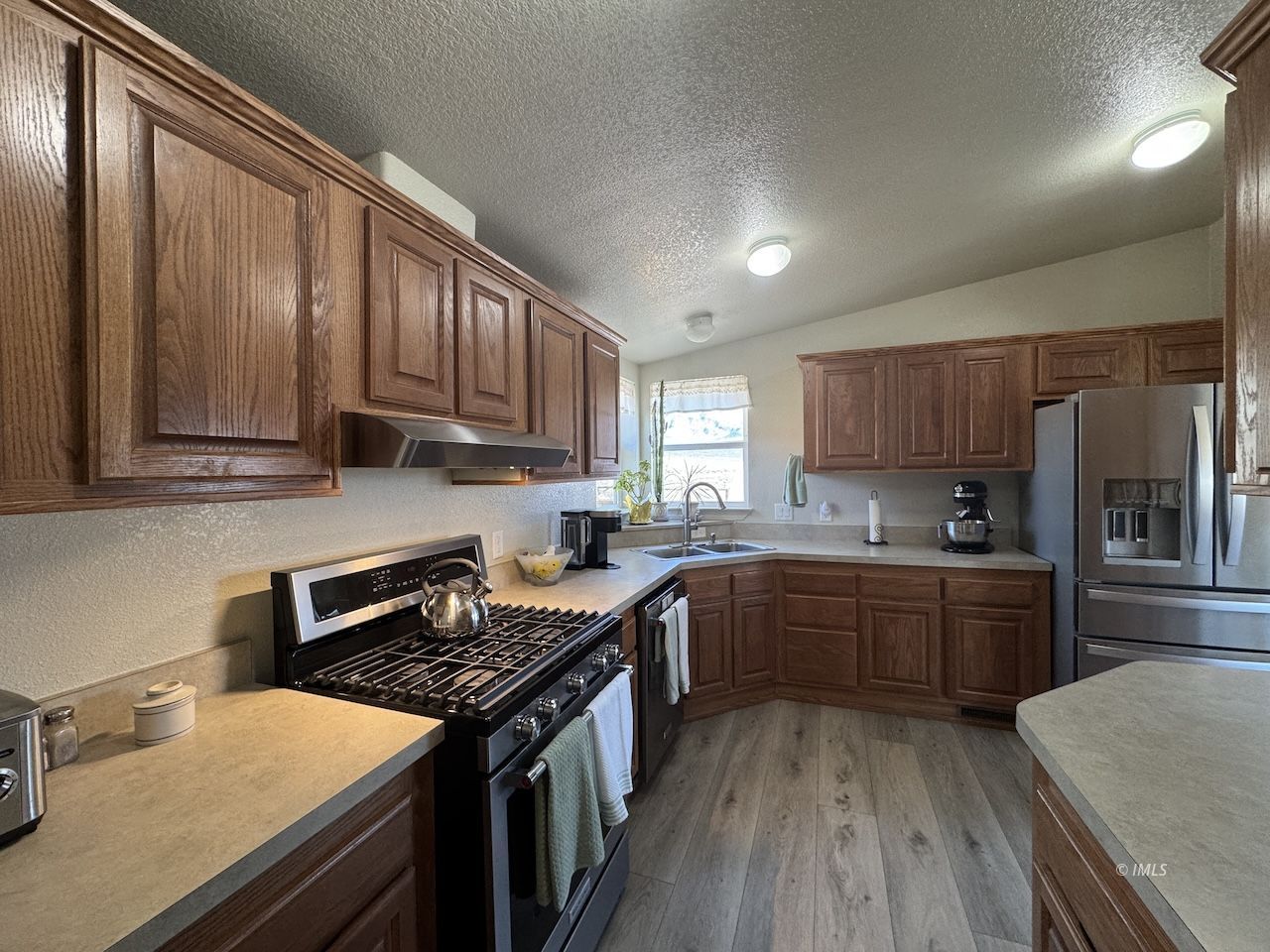 352 Wofford Road Bishop, CA 93514 - Photo 9 of 34 Kitchen