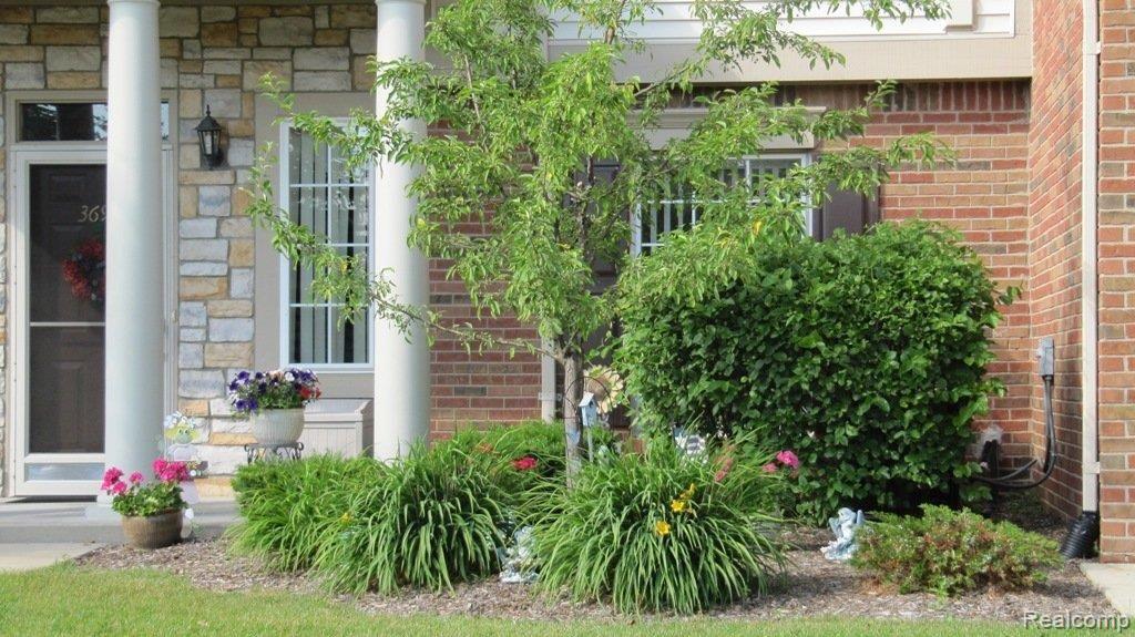 3693 Oakmonte Boulevard Rochester, MI 48306 - Photo 12 of 16 Landscaping