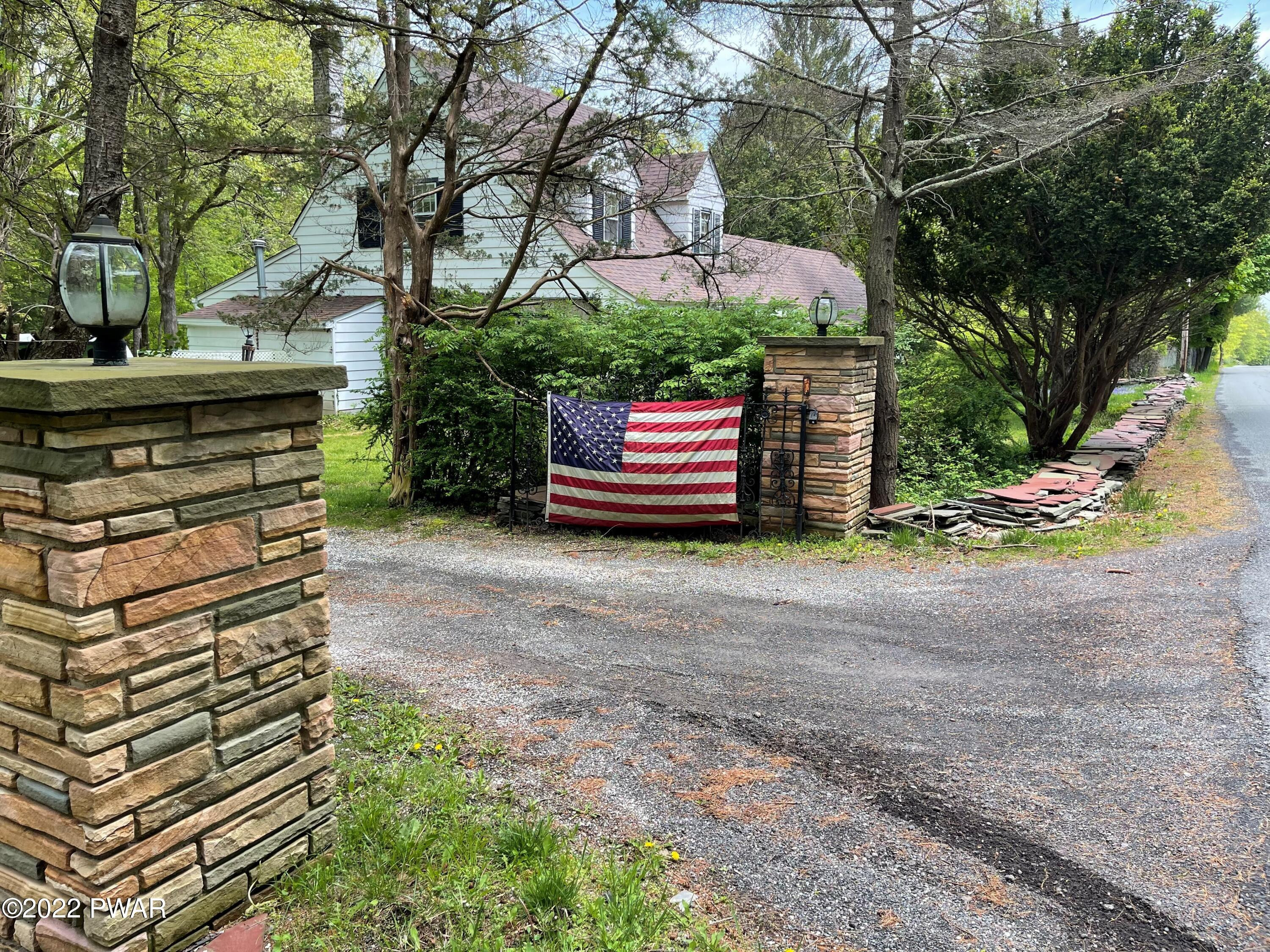 425 Sawkill Road Milford, PA 18337 - Photo 6 of 17 Driveway