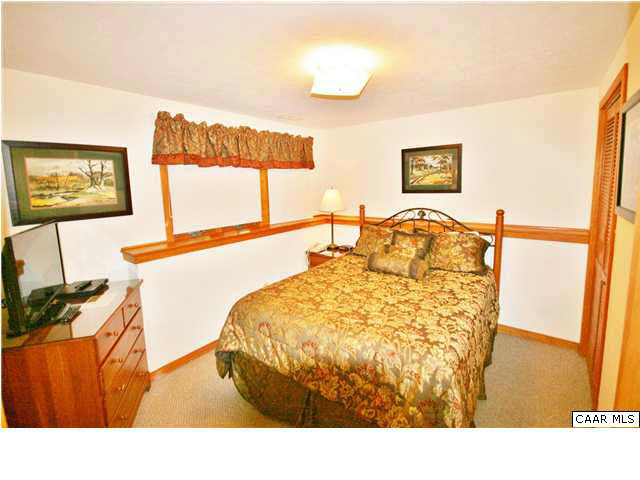401 Three Ridges Roseland, VA 22967 - Photo 7 of 15 The master bedroom, complete with it's own private bathroom, is furnished as nicely as the remainder of the villa.