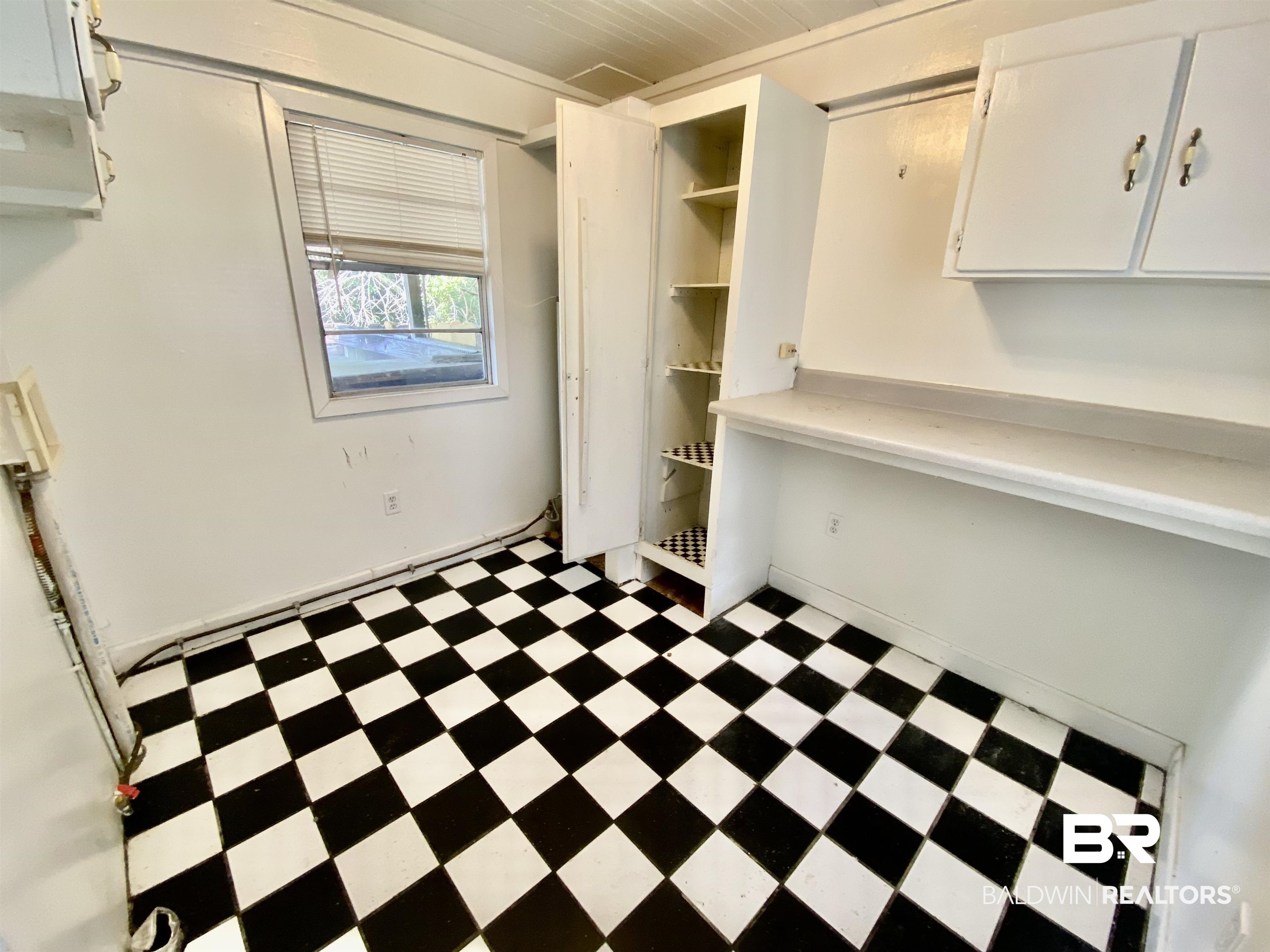 323 Pineview Lane Mobile, AL 36608 - Photo 15 of 19 Great Laundry Room with upgraded Tile floors