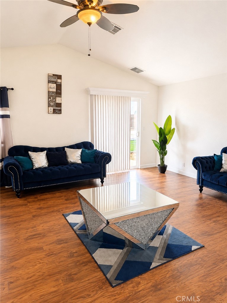 1020 South Farragut Street Ridgecrest, CA 93555 - Photo 5 of 9 Living Room