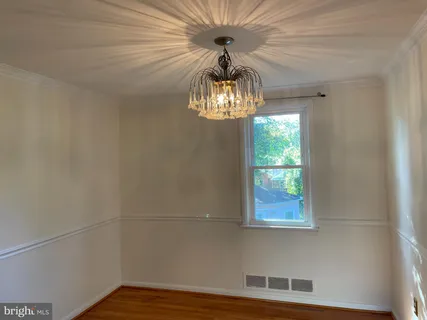 a view of entryway with window