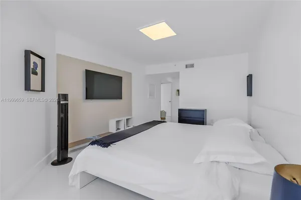 $9,000 | 6301 Collins Avenue, Unit 2103, Miami Beach, FL 33141