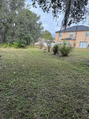 a view of a backyard