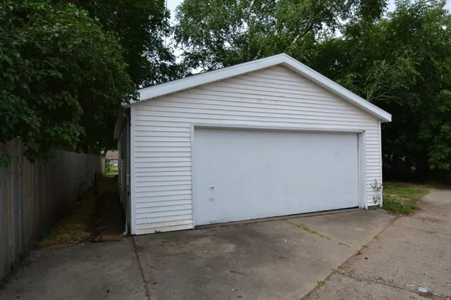 $174,900 | 2220 West Neil Place, Milwaukee, WI 53209