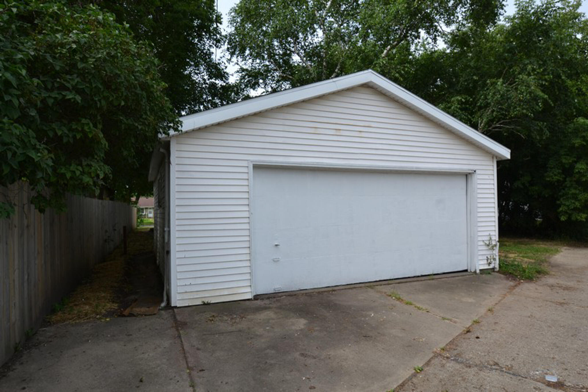 2220 West Neil Place Milwaukee, WI 53209 - Photo 24 of 34 Garage