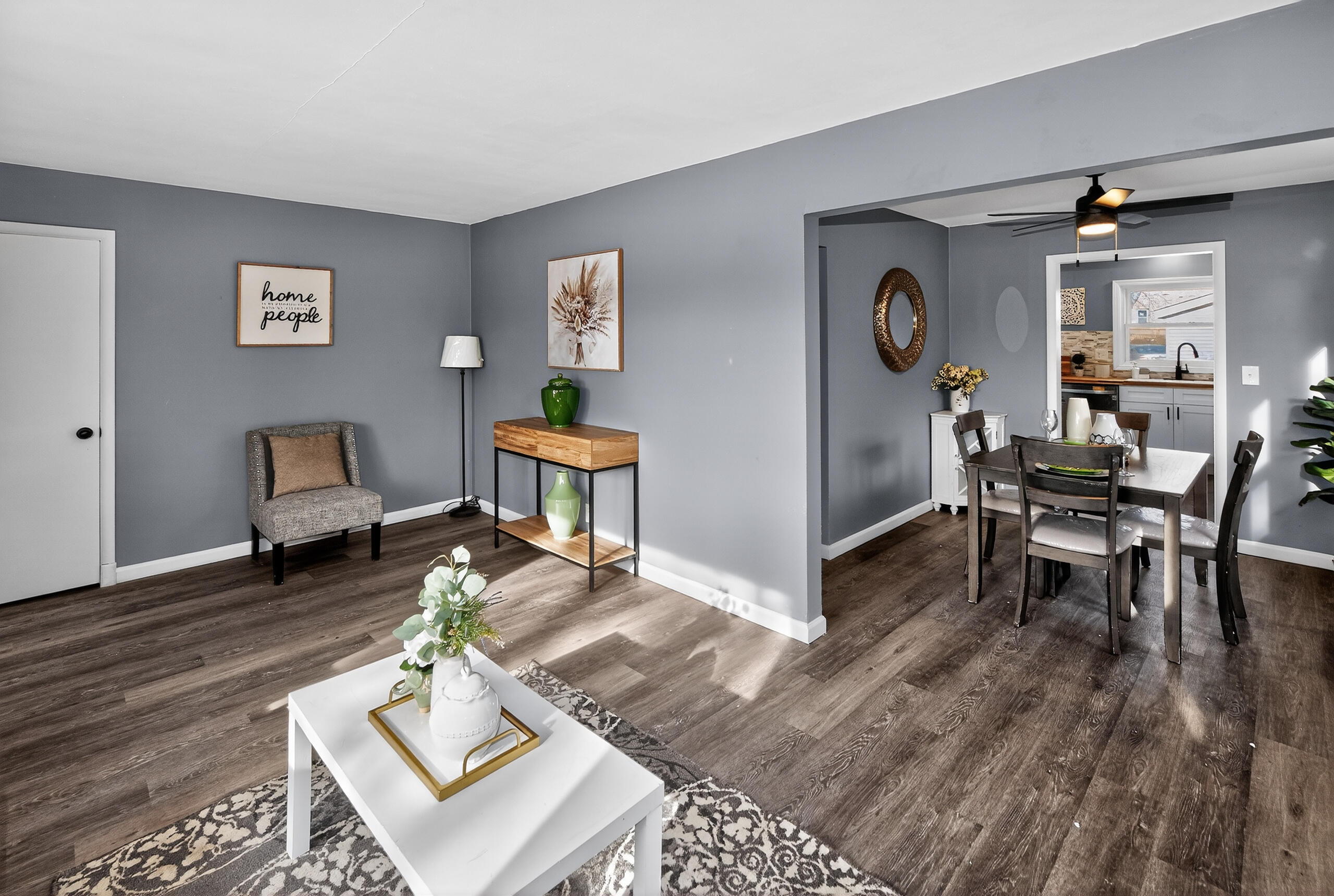 2220 West Neil Place Milwaukee, WI 53209 - Photo 4 of 34 Living Room