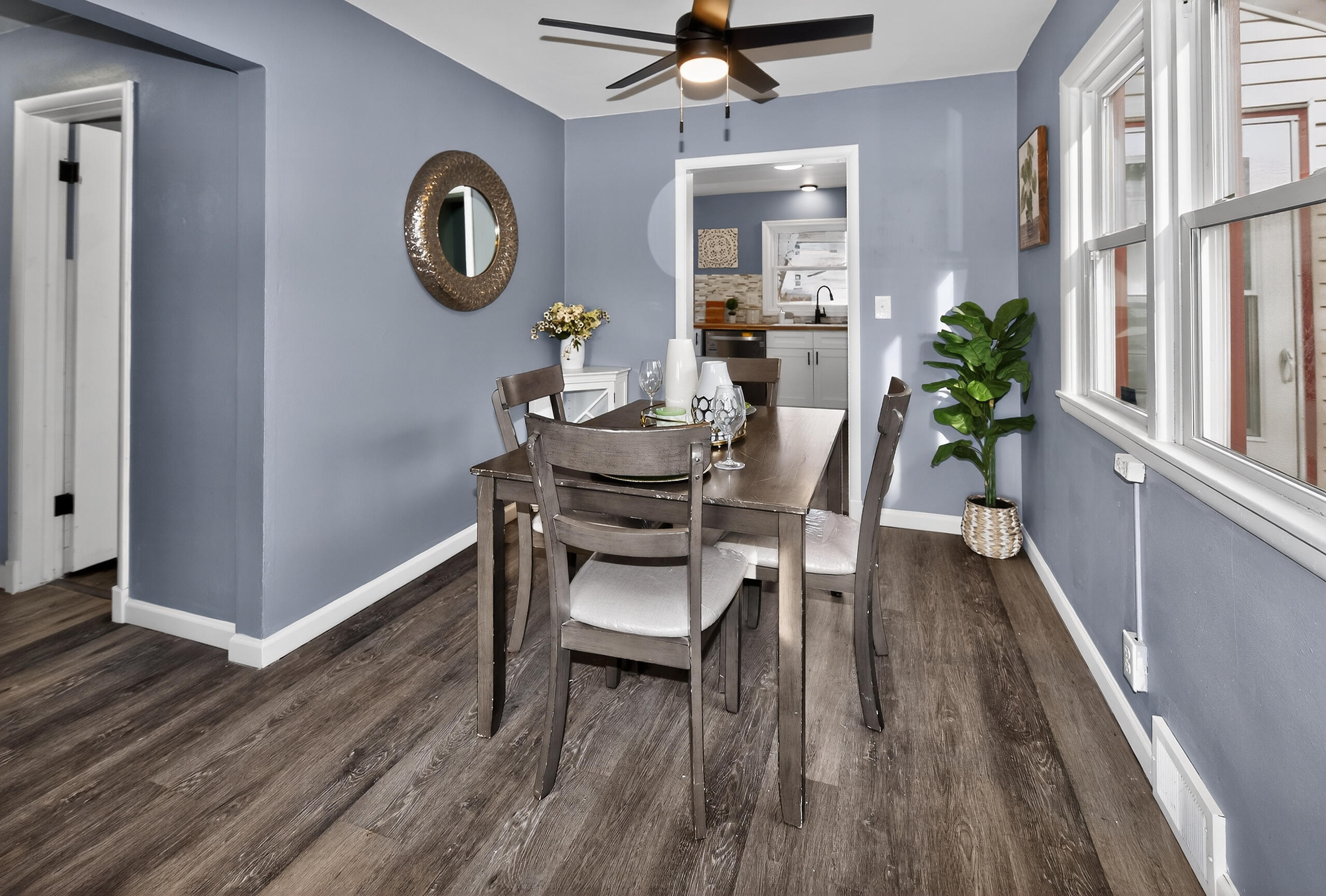 2220 West Neil Place Milwaukee, WI 53209 - Photo 9 of 34 Dining Area