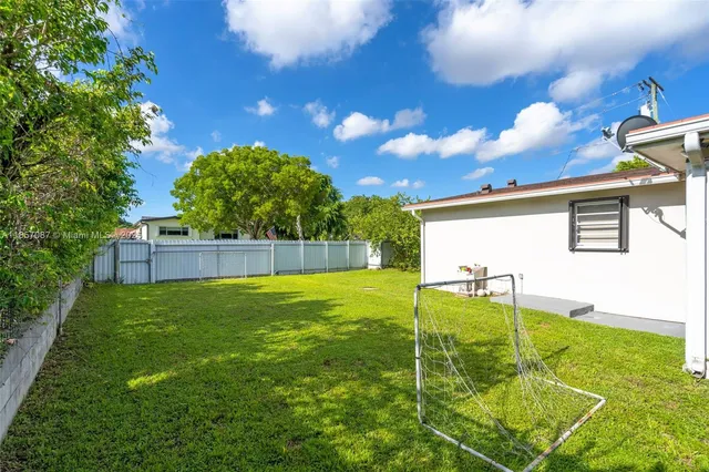 a view of a backyard