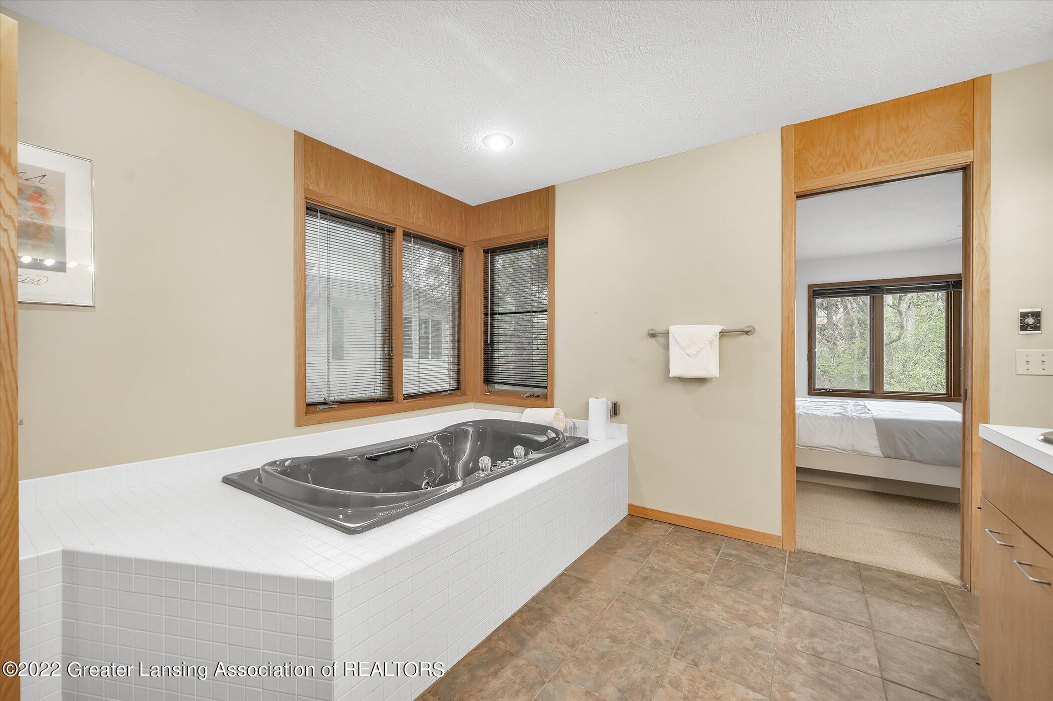 2556 Dustin Road Okemos, MI 48864 - Photo 17 of 42 Primary Bathroom