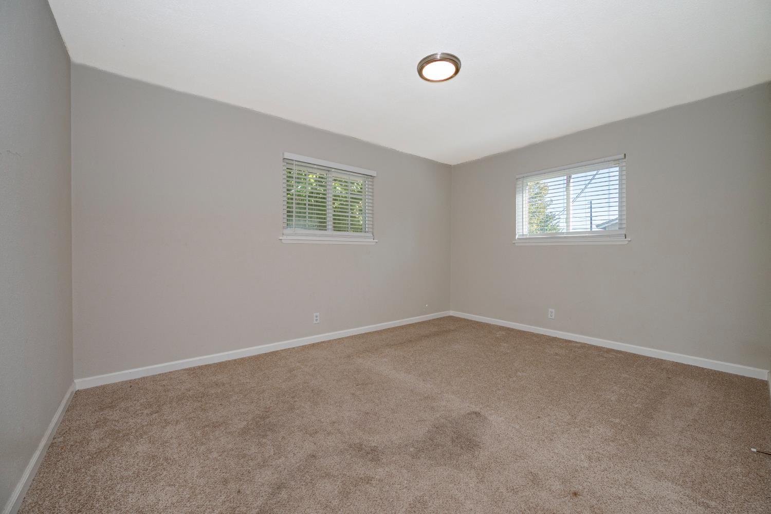 3085 North Buhach Road Atwater, CA 95301 - Photo 20 of 40 an empty room with a window