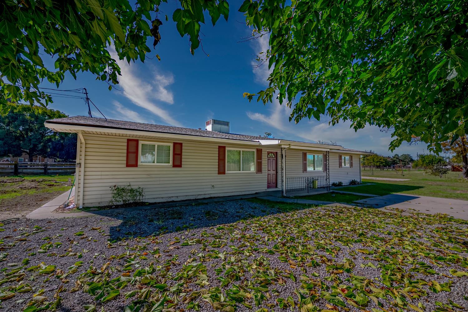 3085 North Buhach Road Atwater, CA 95301 - Photo 2 of 40 a front view of a house with garden