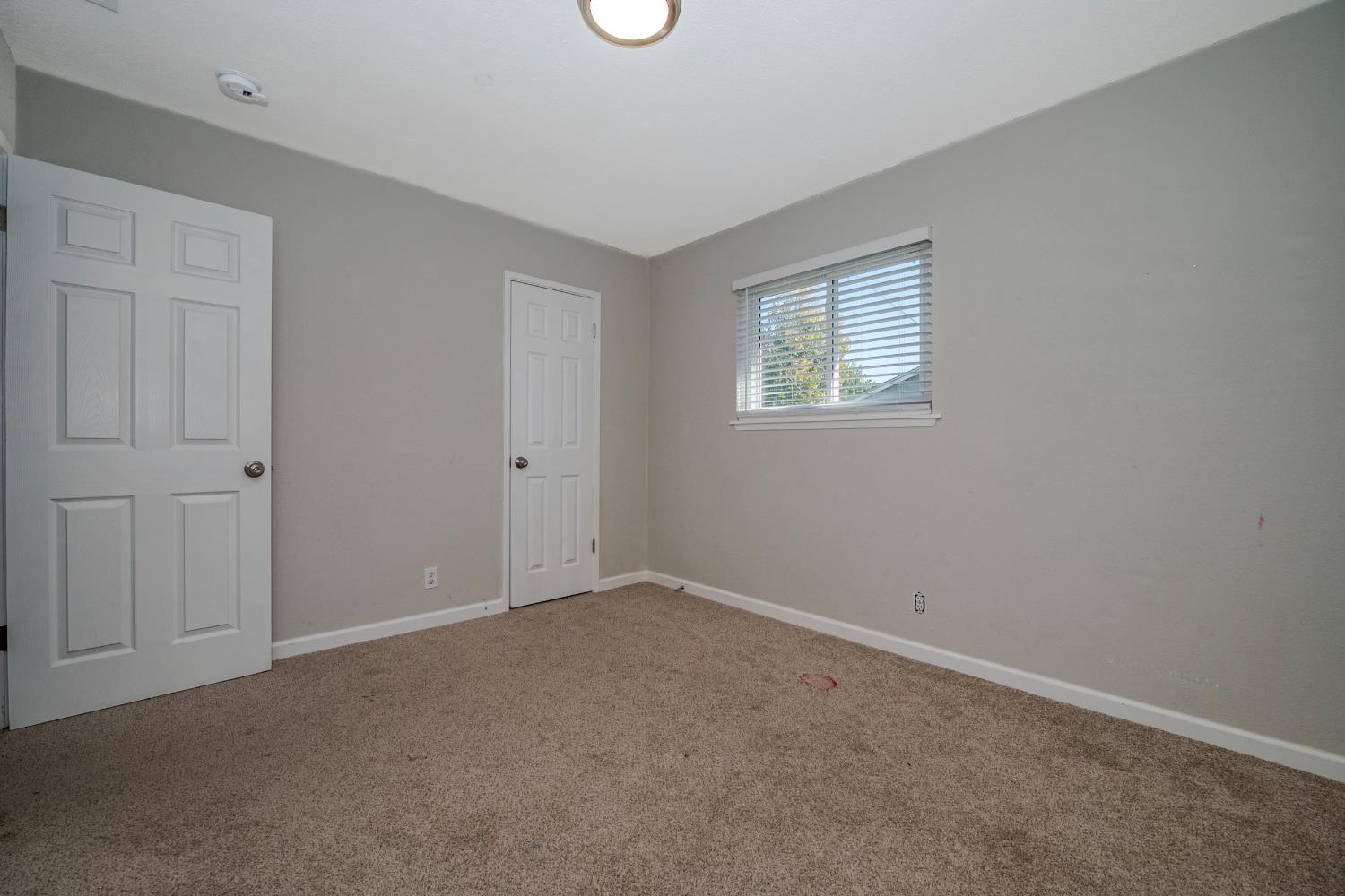 3085 North Buhach Road Atwater, CA 95301 - Photo 25 of 40 an empty room with a window