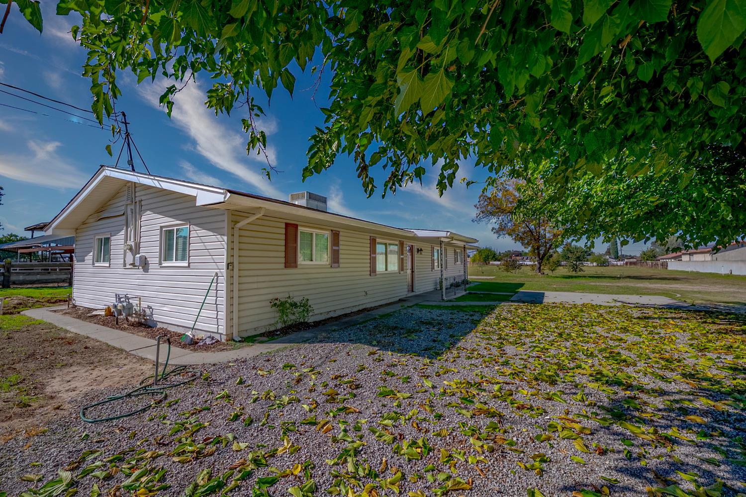 3085 North Buhach Road Atwater, CA 95301 - Photo 4 of 40 a front view of a house with garden