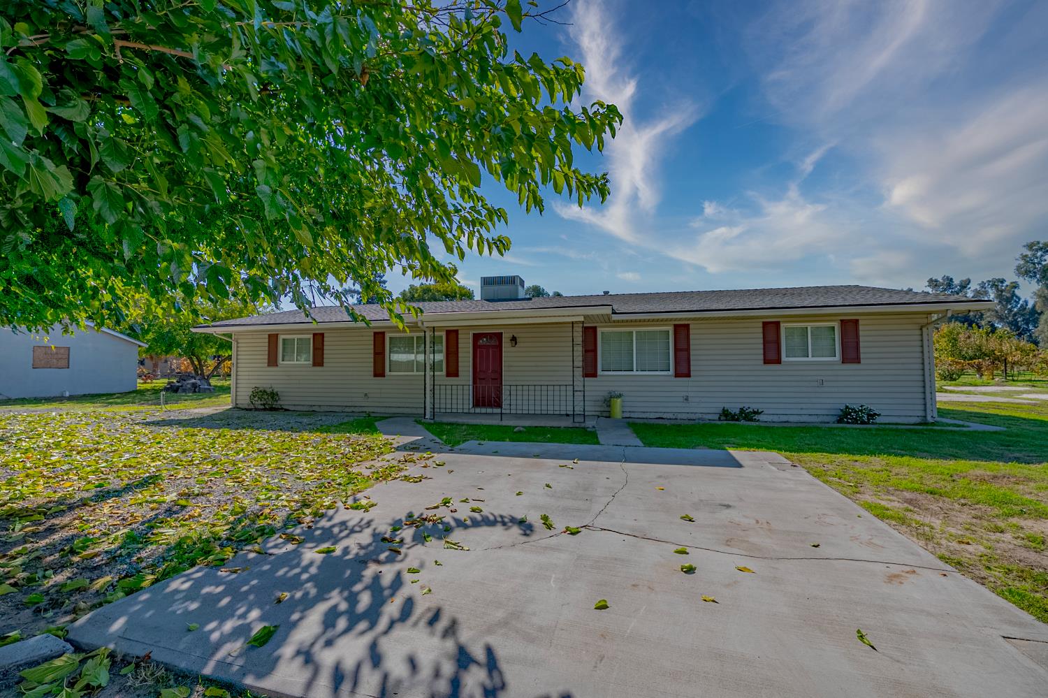 3085 North Buhach Road Atwater, CA 95301 - Photo 5 of 40 a view of a yard in front of a house with a large tree