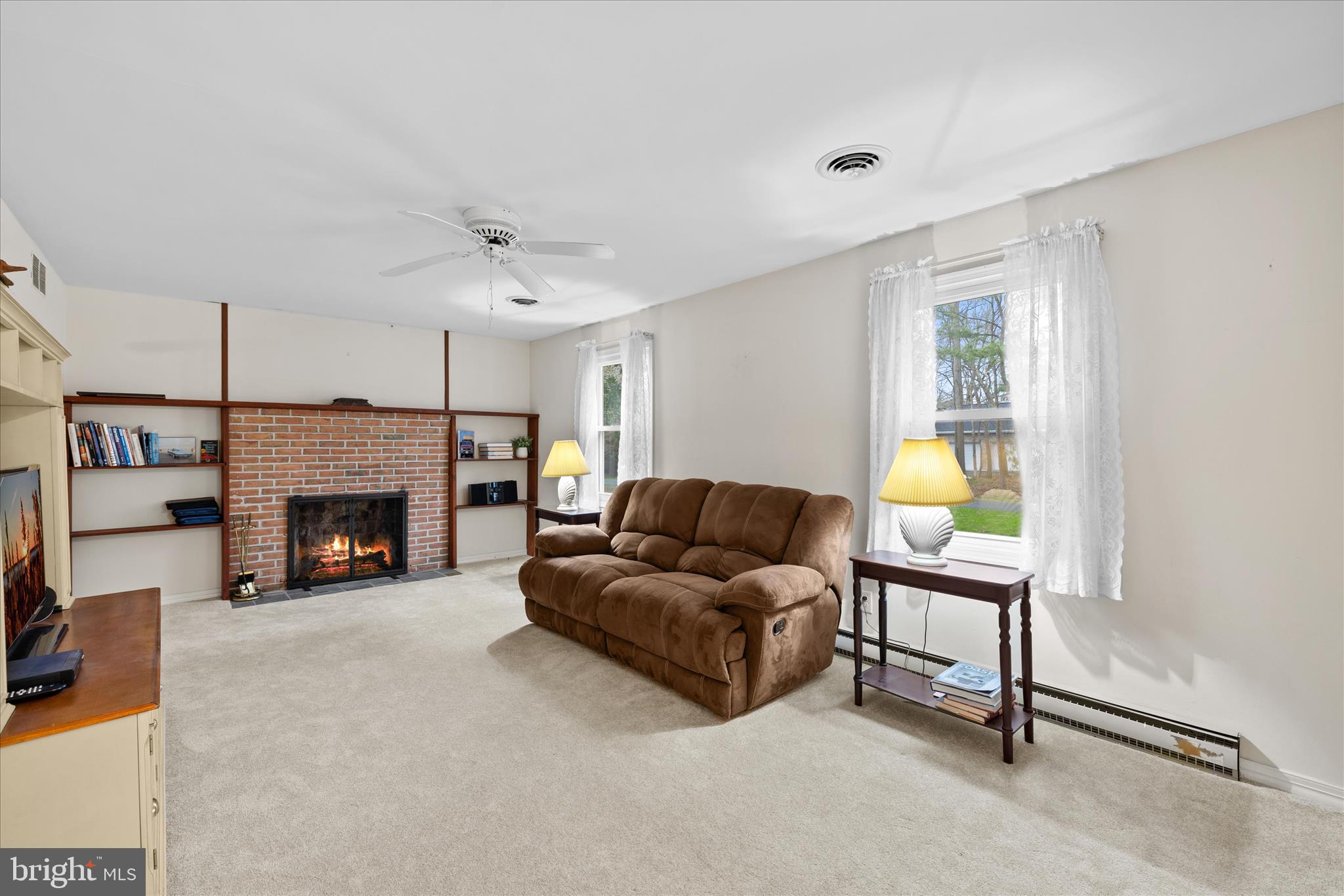 31766 Diane Road Ocean View, DE 19970 - Photo 4 of 29 Living Room