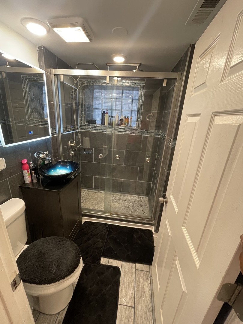 6330 South Artesian Avenue Chicago, IL 60629 - Photo 4 of 28