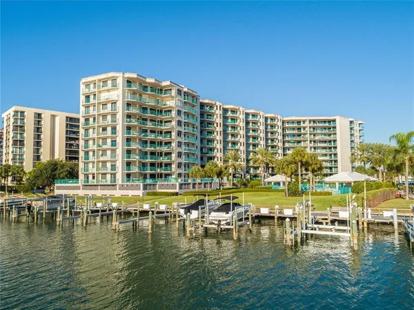 $2,900 | 670 Island Way, Unit 501, Clearwater Beach, FL 33767