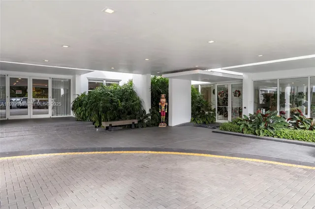 $5,300 | 199 Ocean Ln Drive, Unit 611, Key Biscayne, FL 33149