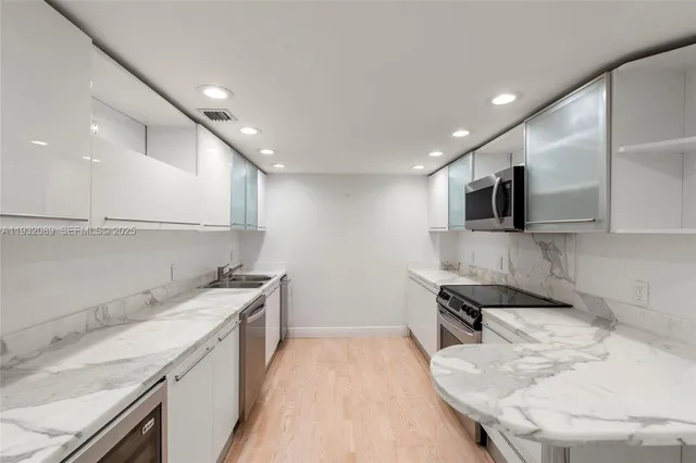 $5,300 | 199 Ocean Ln Drive, Unit 611, Key Biscayne, FL 33149