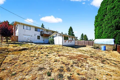 a view of a backyard