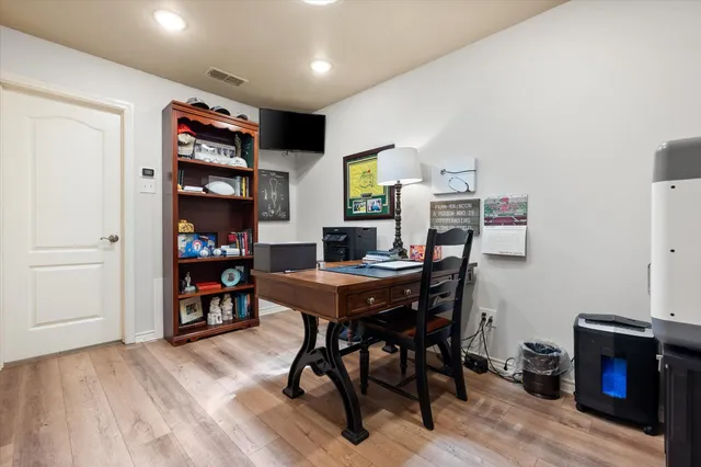 a view of a dinning table and chairs in the patio