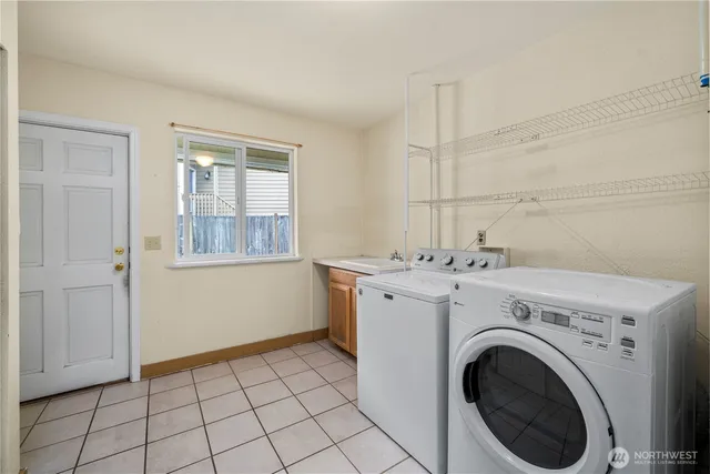 a view of a house with backyard and trees