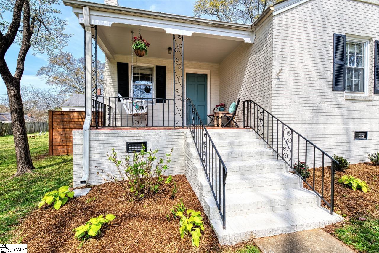 324 Grove Road Greenville, SC 29605 - Photo 3 of 32