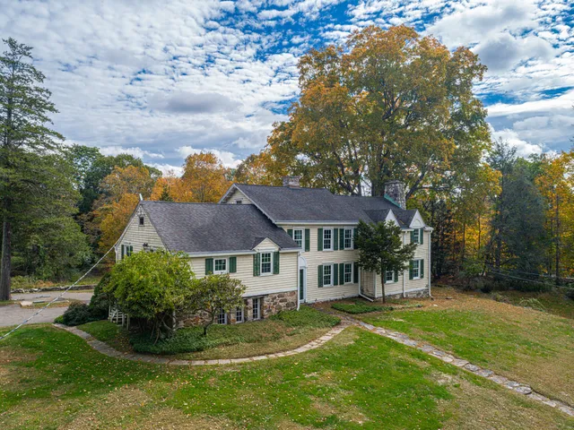 a view of house with a yard