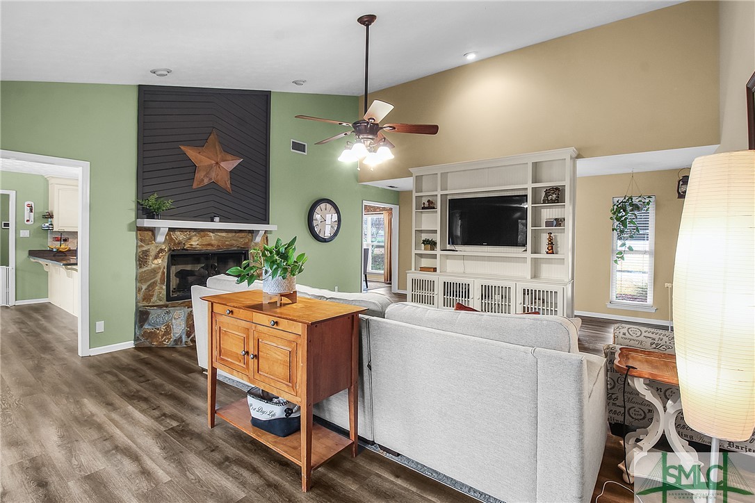 804 Robin Drive Pooler, GA 31322 - Photo 13 of 39 Living Room