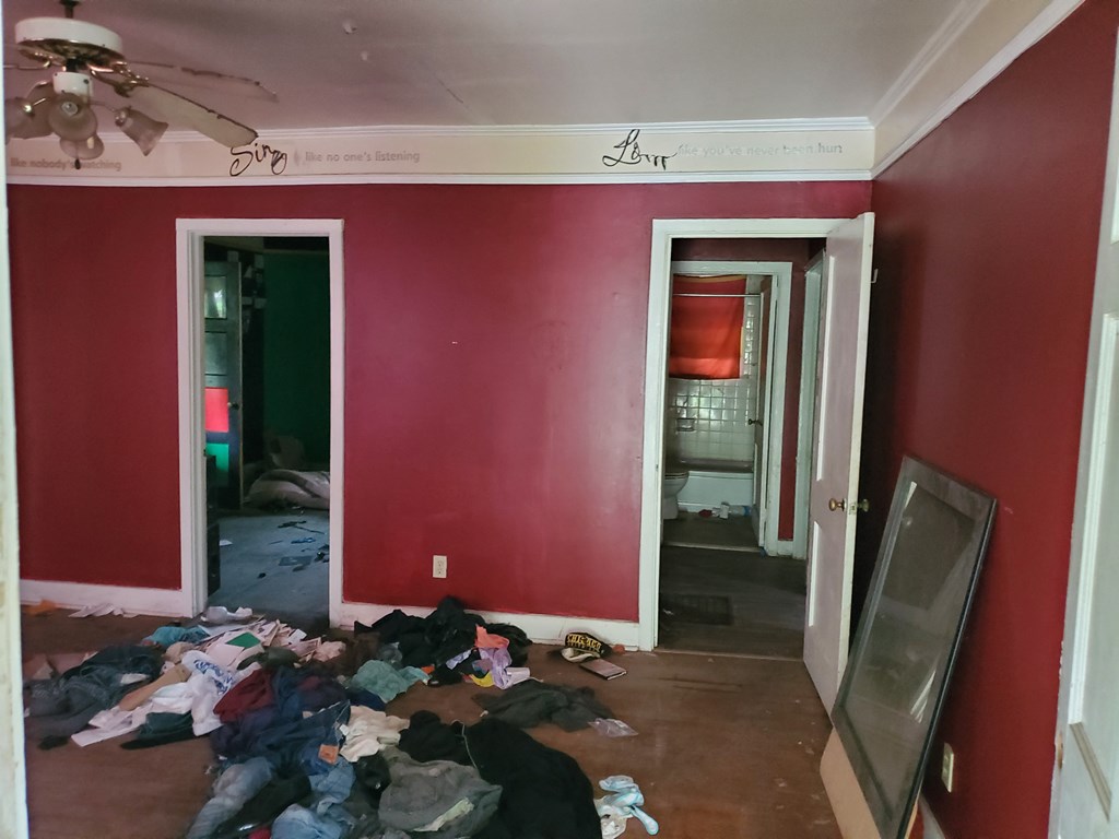 348 Liberty Avenue Columbus, GA 31903 - Photo 3 of 8 a room with window