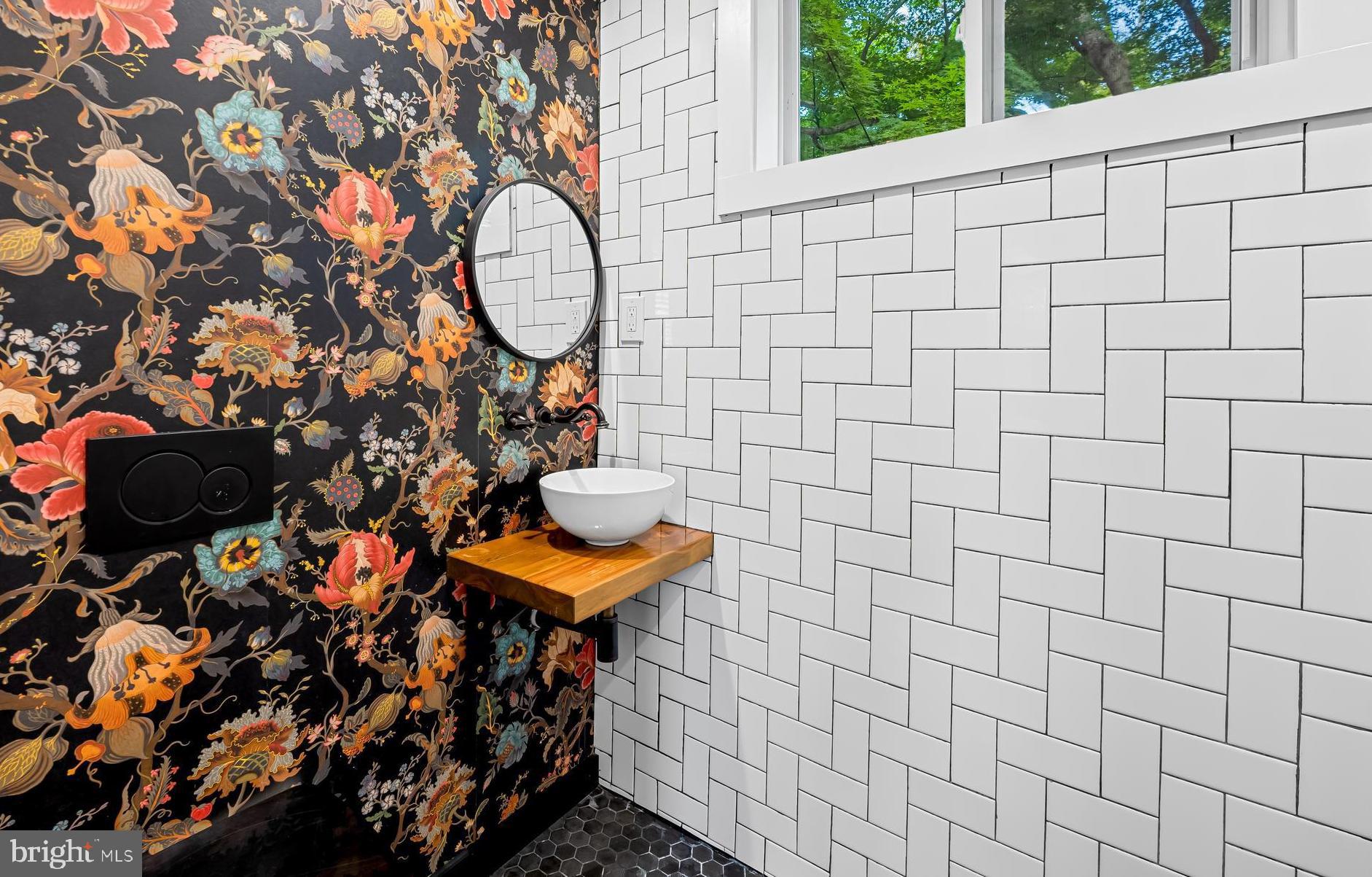 5009 Catalpha Road Baltimore, MD 21214 - Photo 18 of 38 a view of a bench in a tree