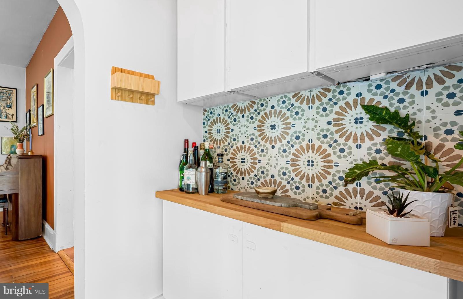 5009 Catalpha Road Baltimore, MD 21214 - Photo 9 of 38 a vase of flowers sitting on a table