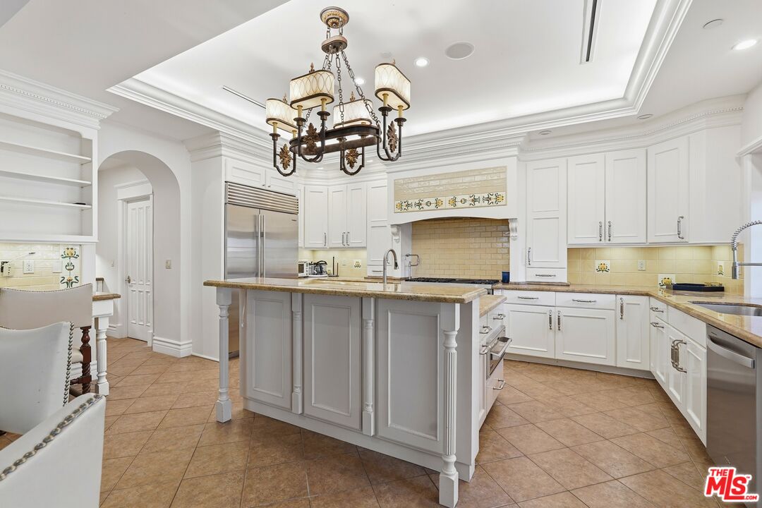 900 Chantilly Road Los Angeles, CA 90077 - Photo 12 of 46