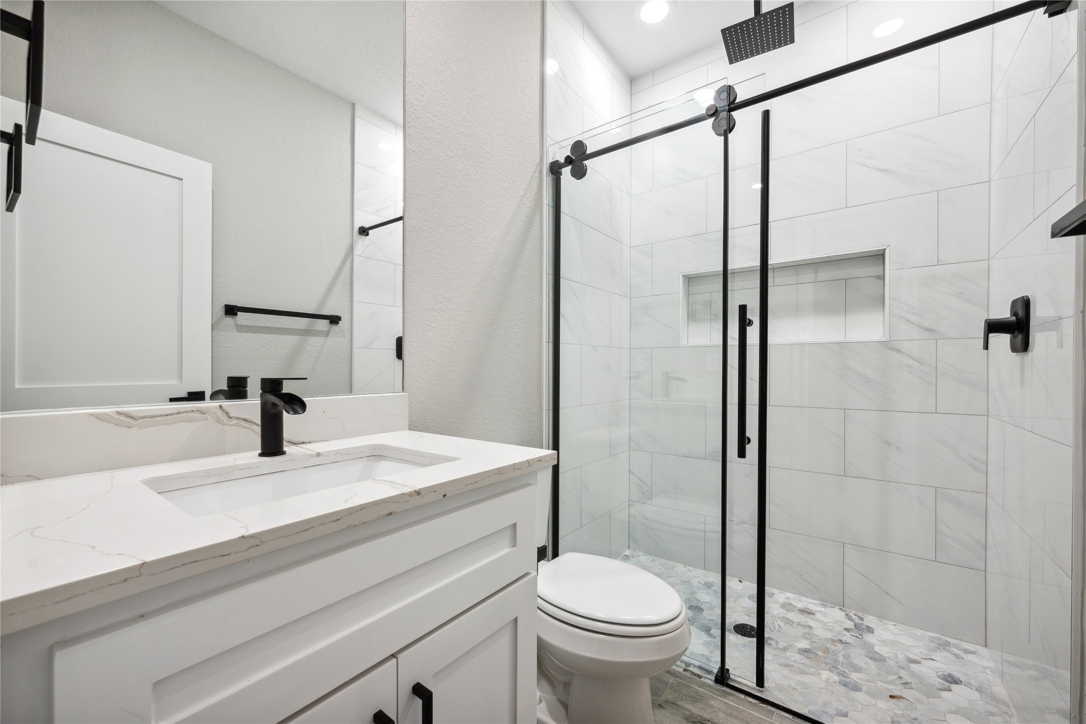 139 Popular Street Onalaska, TX 77360 - Photo 25 of 27 Guest bath with spacious shower.