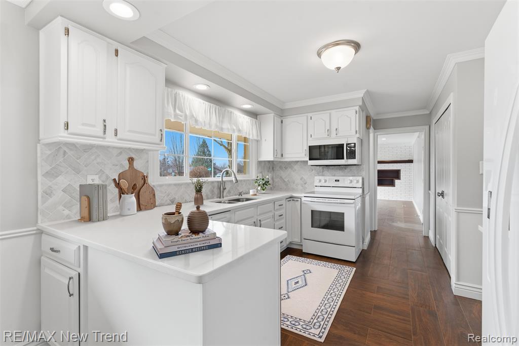 1043 Westview Road Bloomfield Hills, MI 48304 - Photo 7 of 43